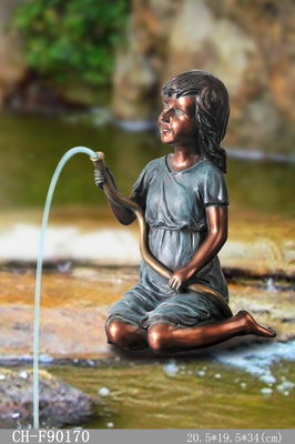 Fontana Spitters della ragazza di Littele con la pompa fornitore