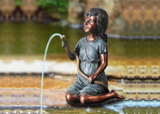 Fontana Spitters della ragazza di Littele con la pompa fornitore